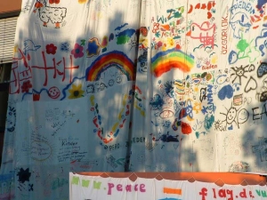 Jugendtag-Friedensflagge am Jan-Niemöller-Haus